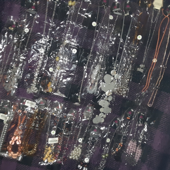 Paparazzi necklace/earring sets. - Picture 6 of 6